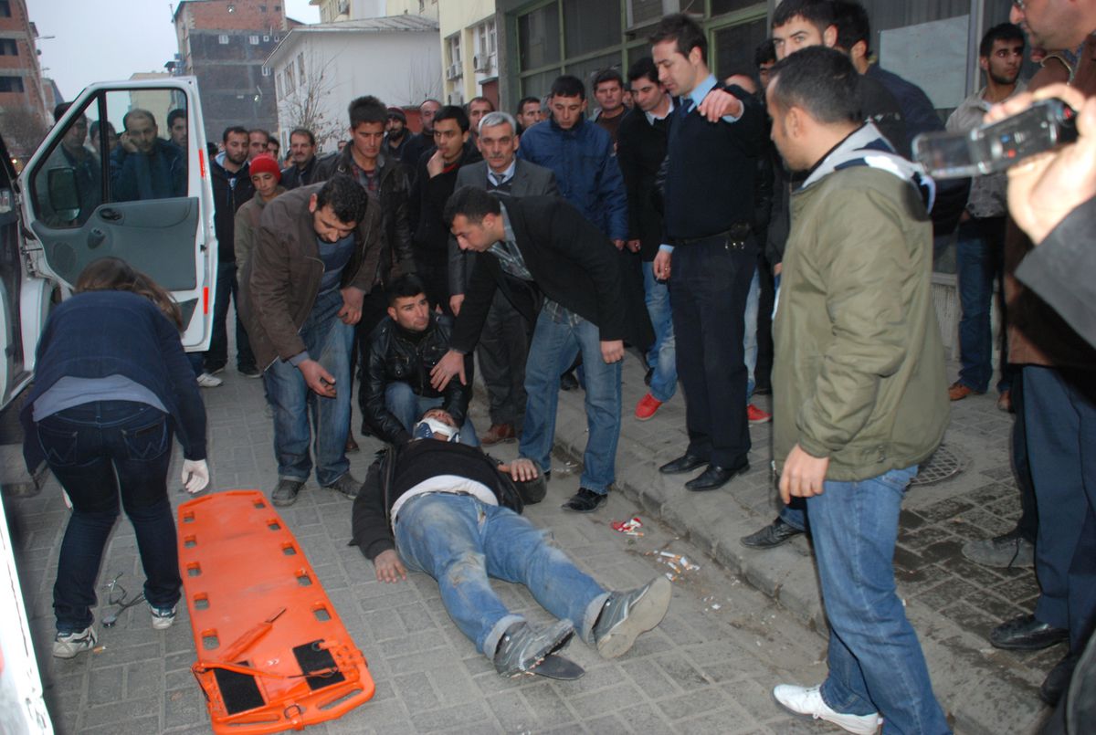 Iğdır\'da Kontrolden Çıkan Otomobilin Çarptığı Genç Yaralandı