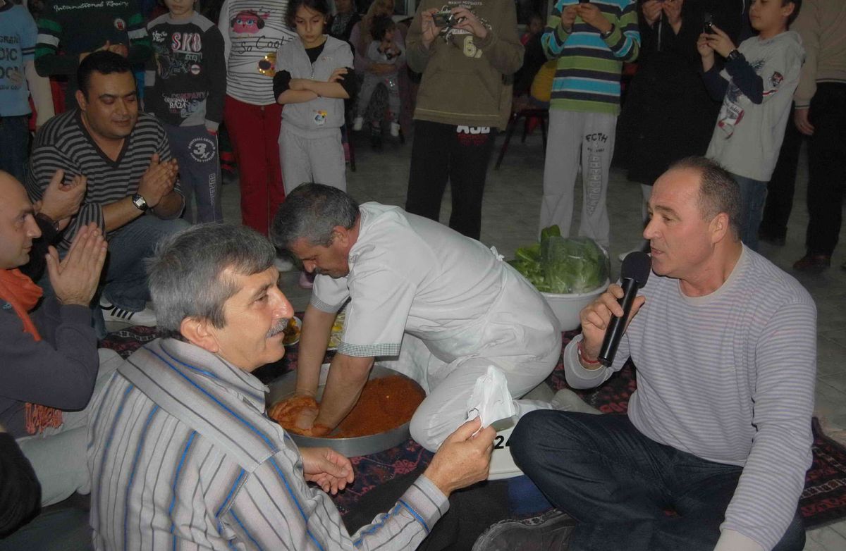 Kaplıca Yönetiminden Müşterilere Çiğ Köfteli Eğlence Partisi