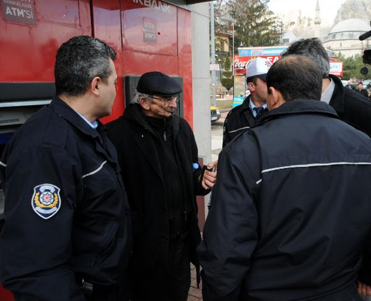 Polis, Dolandırıcıya Para Kaptırmasını Son Anda Önledi