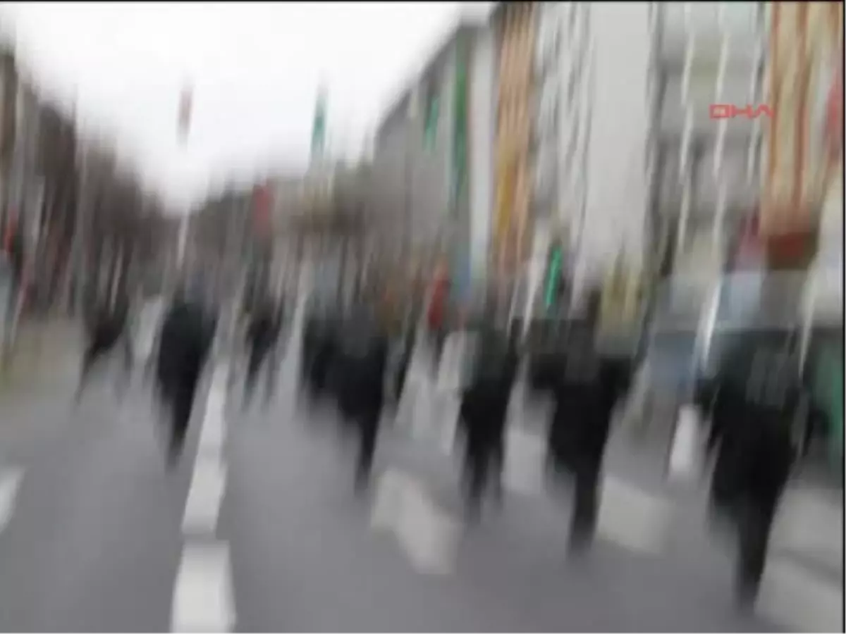 Yenidenneonazi Gösterisi Kenti Karıştırdı