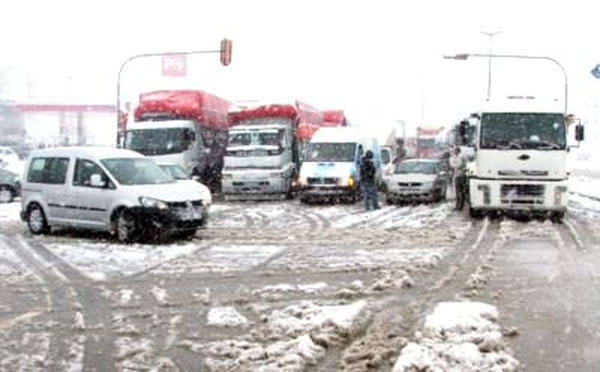 Yoğun Kar Yağışı Havayolu Ulaşımını Olumsuz Etkiledi