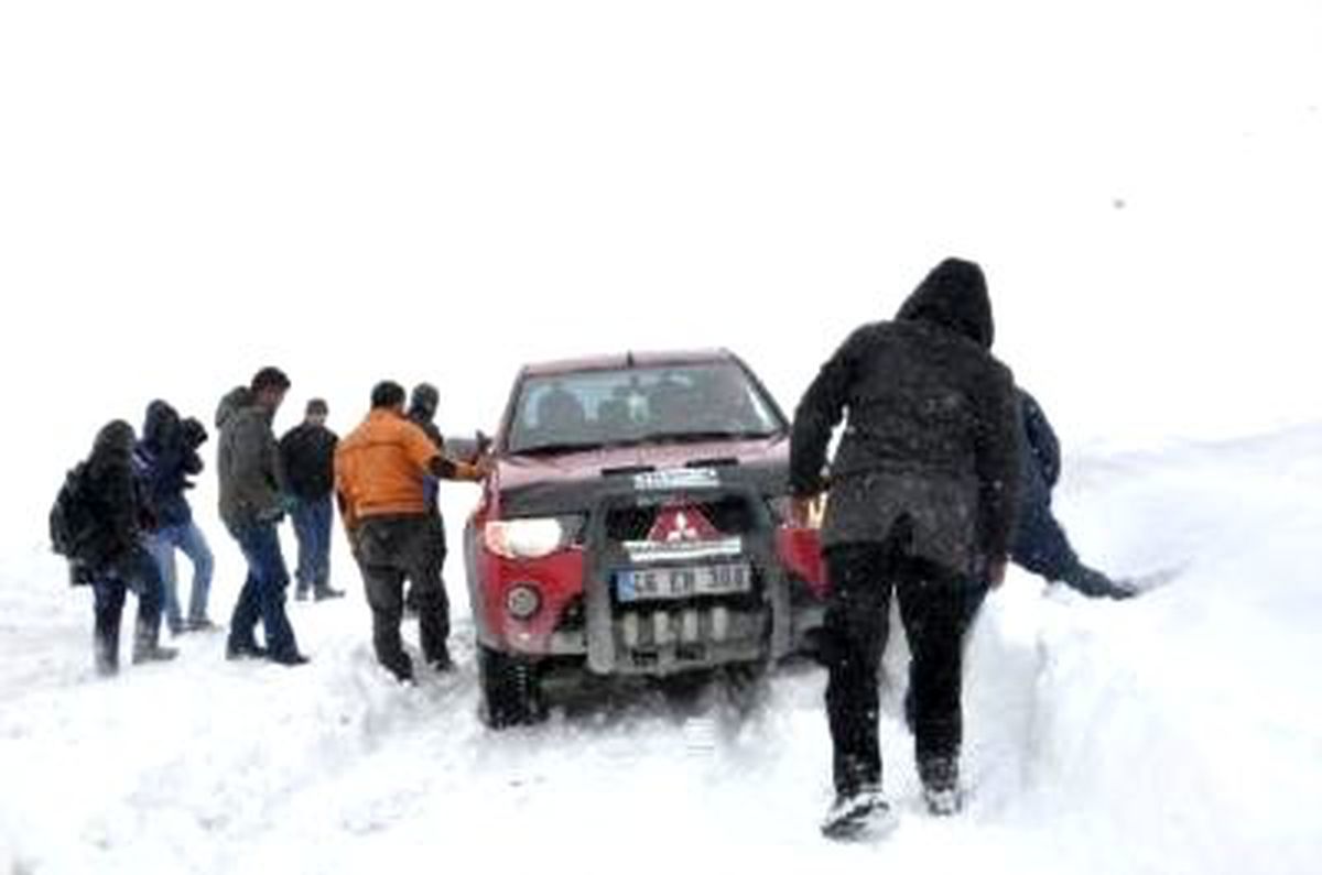 Yol Kenarında Asılı Kalan Kamyonet İçin İlginç Çözüm