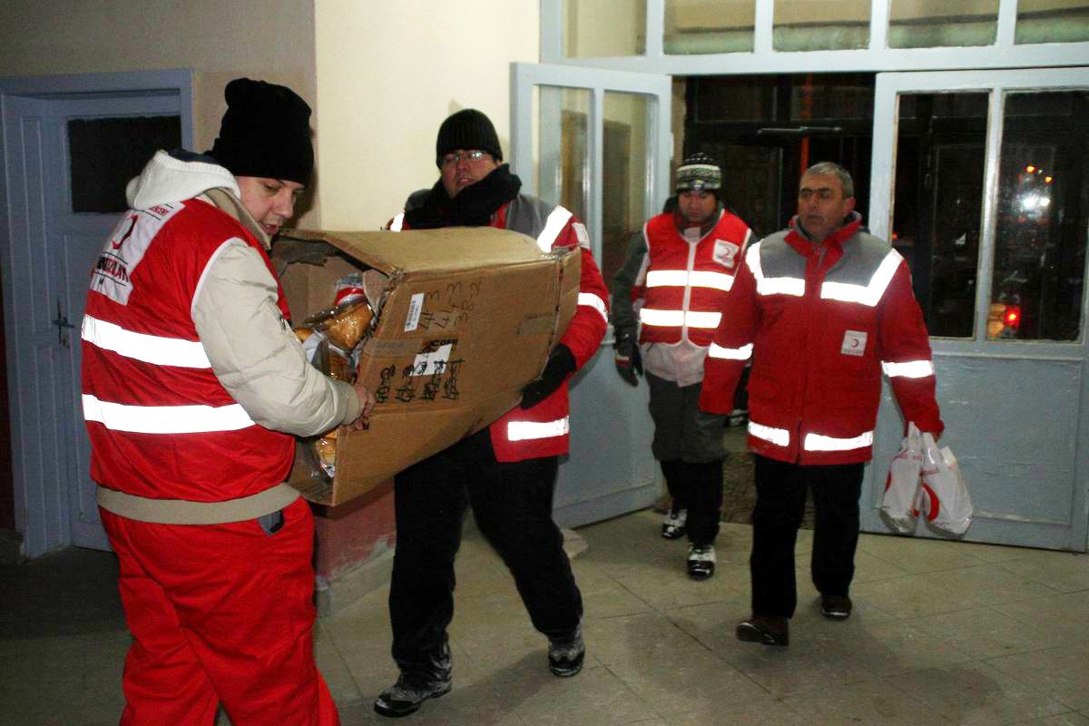 Yolda Kalan Sürücülerin İmdadına Kızılay Yetişti