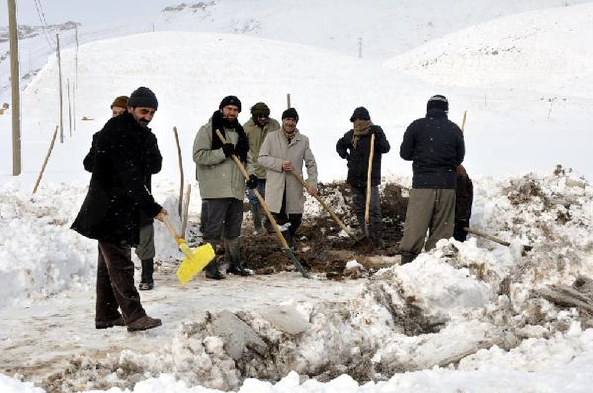 Yüksekova'da Su Şebekeleri Soğuktan Dondu