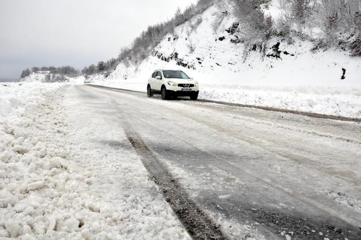 Zonguldak\'ta Kar Ulaşımı Aksattı, Denizde Dev Dalgalar Oluştu