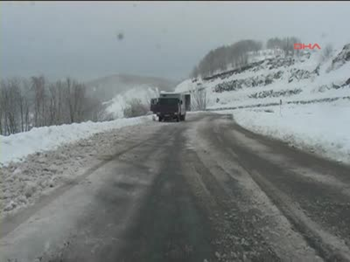 Zonguldak\'ta Kar Ulaşımı Aksattı, Denizde Dev Dalgalar Oluştu
