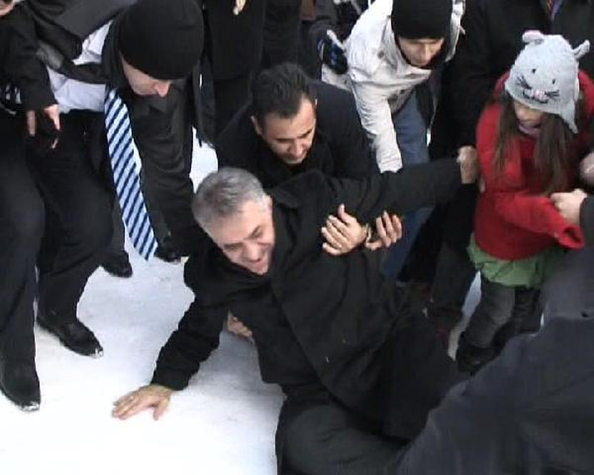 Bakan Yazıcı Karda Yürürken Sırtüstü Düştü
