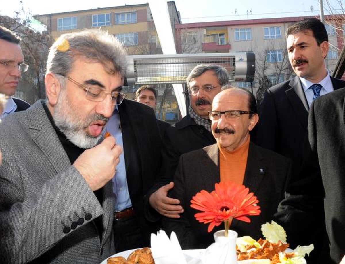 Bakan Yıldız, Kendisiyle İlgili Haberleri Gülümseyerek Okudu