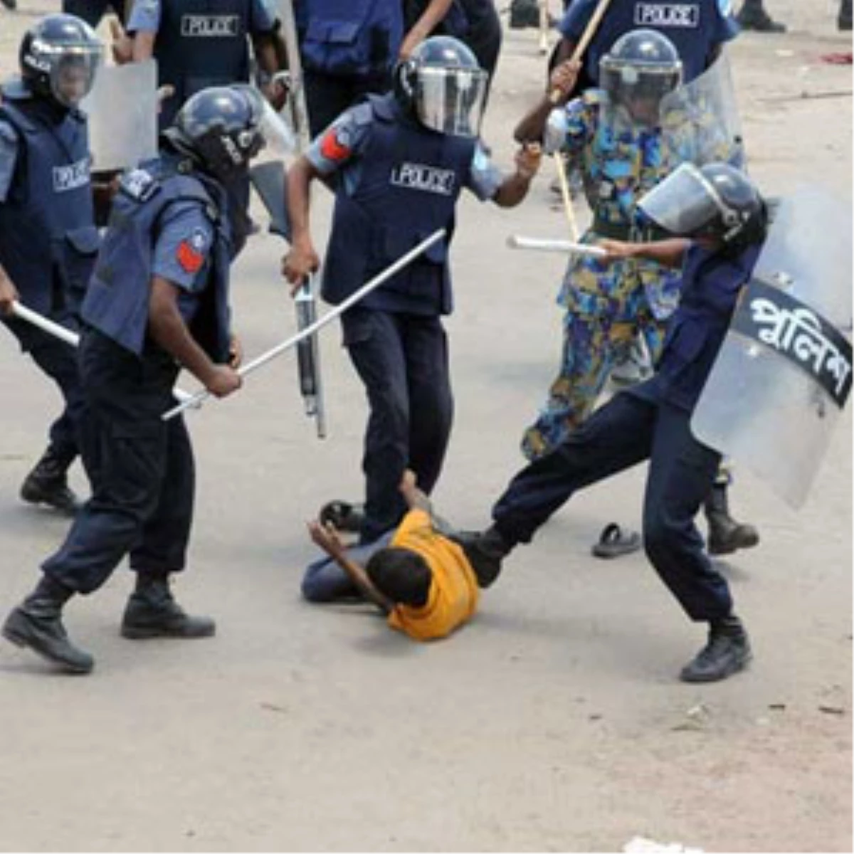 Bangladeş\'te Polis Protestoculara Ateş Açtı