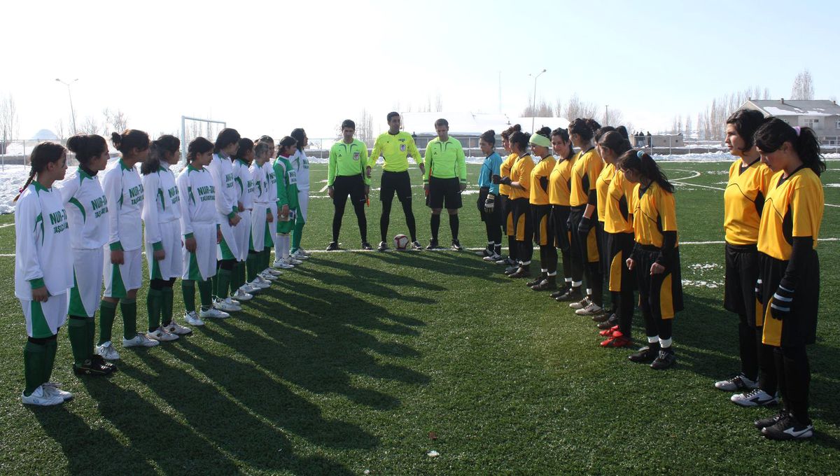 Bayan Futbolcuların Zorlu Mücadelesi