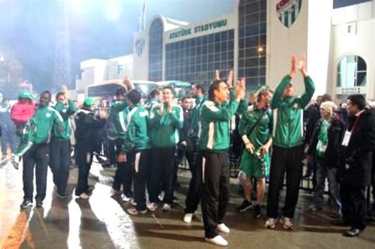 Bursaspor Galibiyeti Taraftarla Kutladı