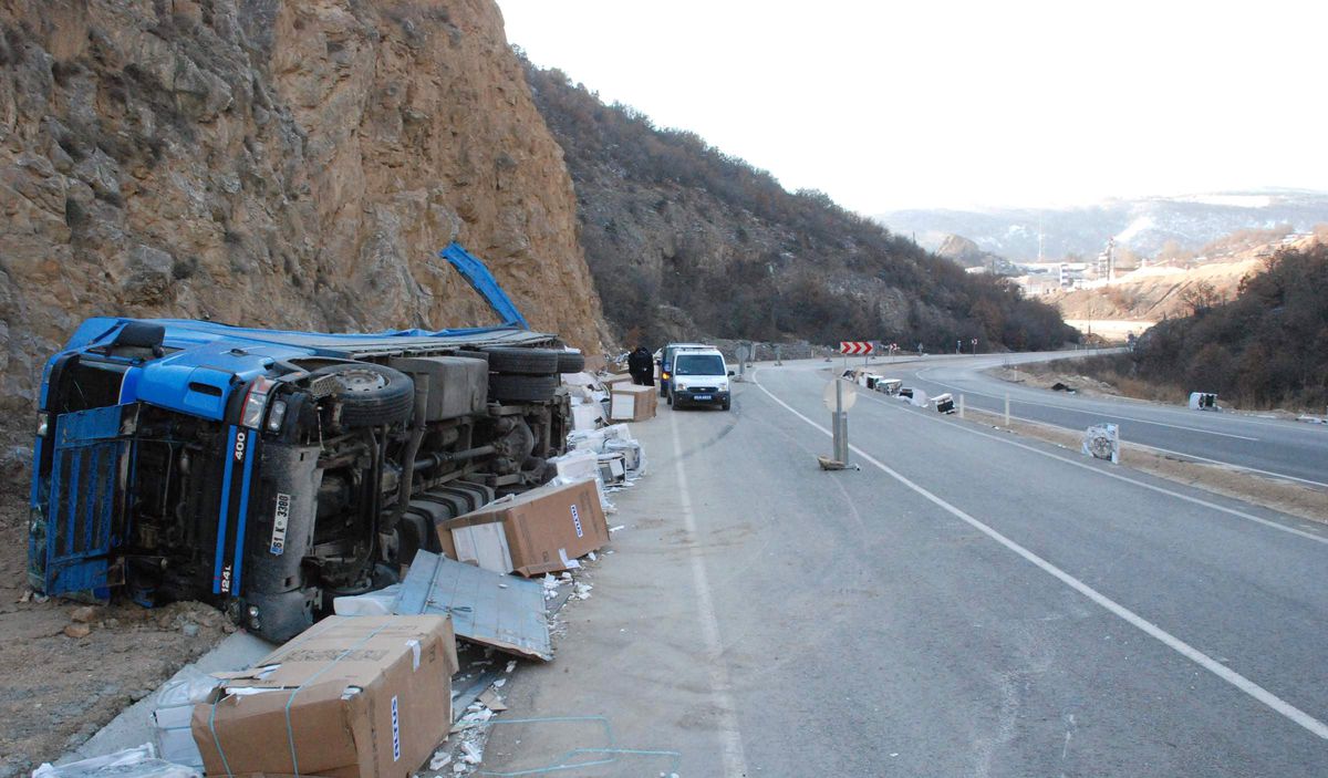 Devrilen Tır'da 170 Adet Beyaz Eşyanın Yüzde 90'ı Kullanımaz Hale Geldi