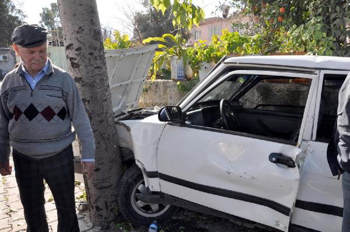 Duvarla Ağaç Arasına Sıkışan Otomobilde Mahsur Kaldılar