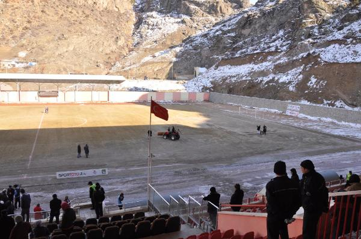 Gümüşhane'de Buzlu Saha Maç Erteletti