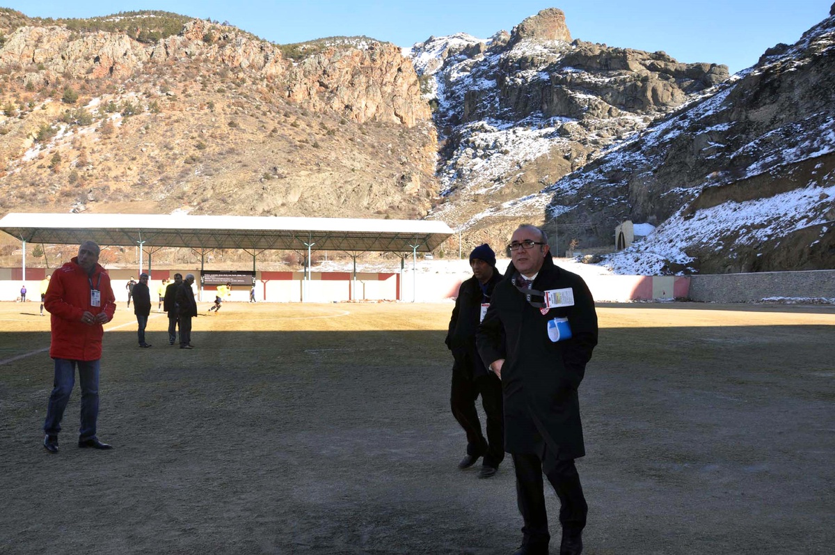 Gümüşhanespor-Menemen Belediyespor Maçına Buzlu Saha Engeli
