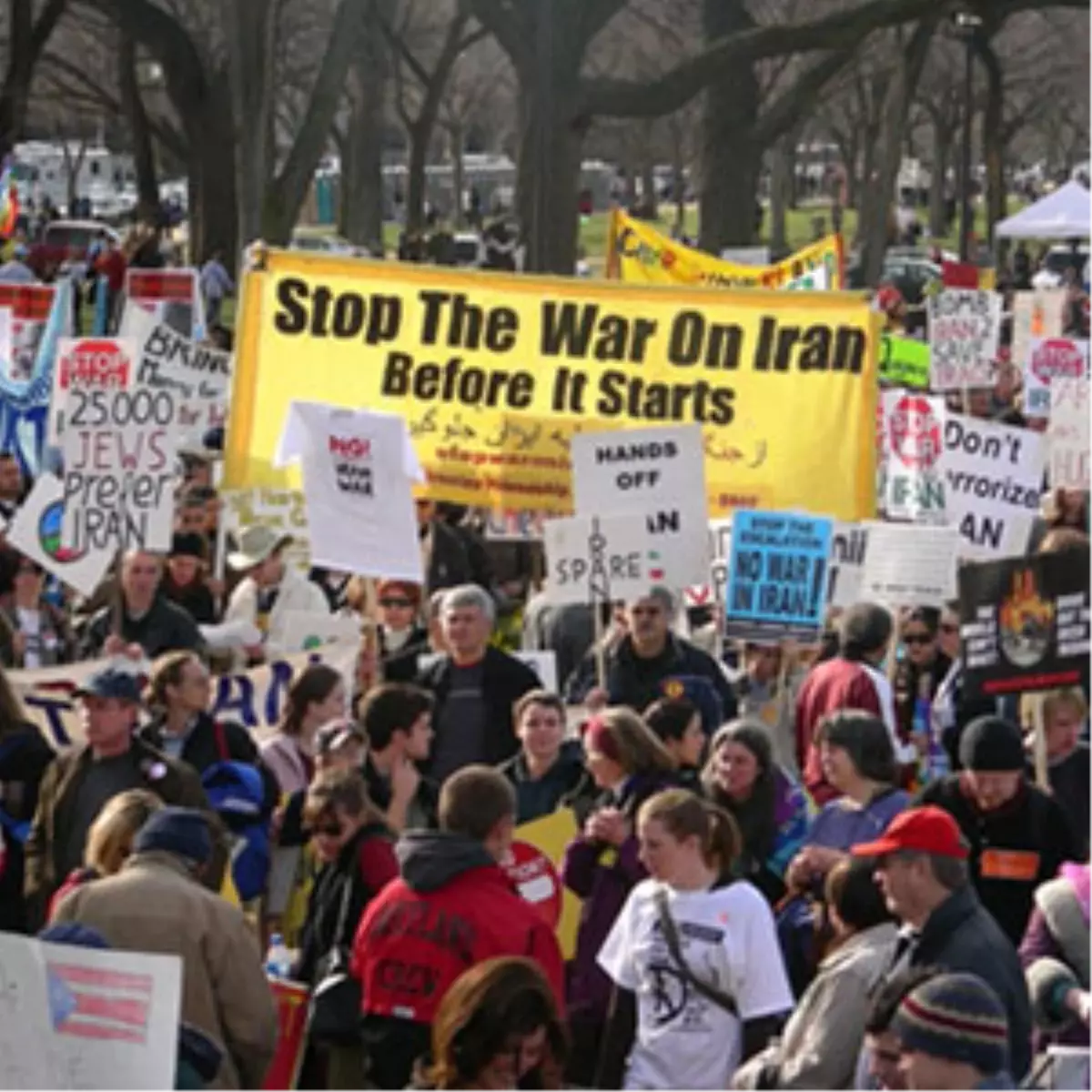 İngiltere\'de Eylemciler "İran ve Suriye\'de Savaşa Hayır" Dedi