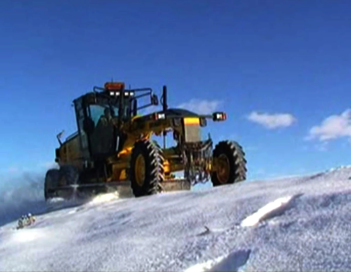 Kars\'ta 75 Köy Yolu Ulaşıma Kapalı