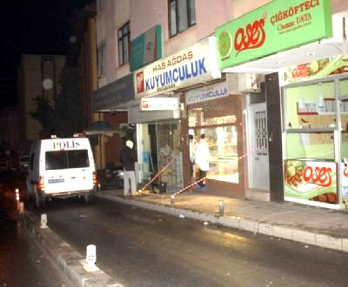 Kilitleri Kırıp, Kuyumcuya Giren Hırsızlar 200 Bin Liralık Altın Çaldı