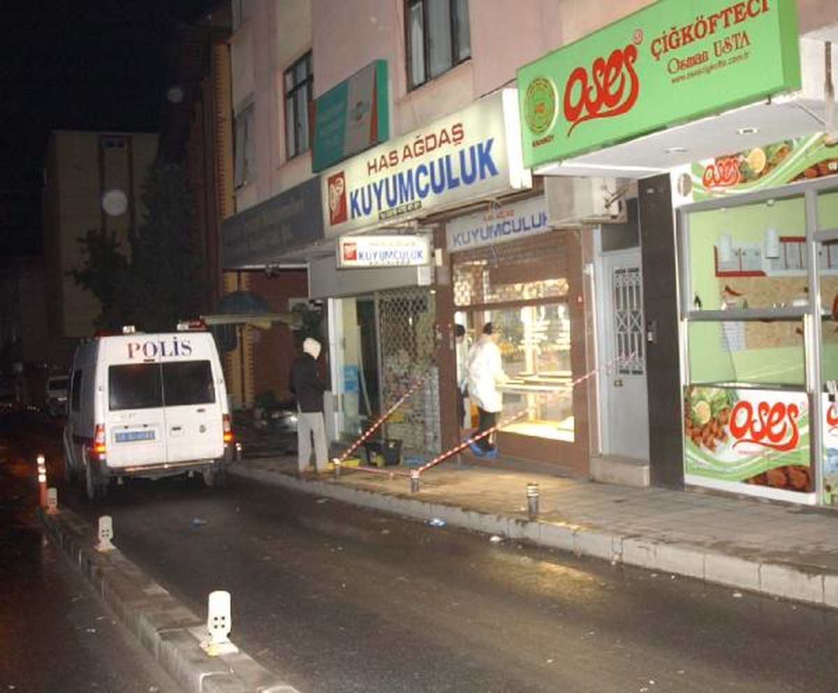 Kilitleri Kırıp Kuyumcuyu Soydular