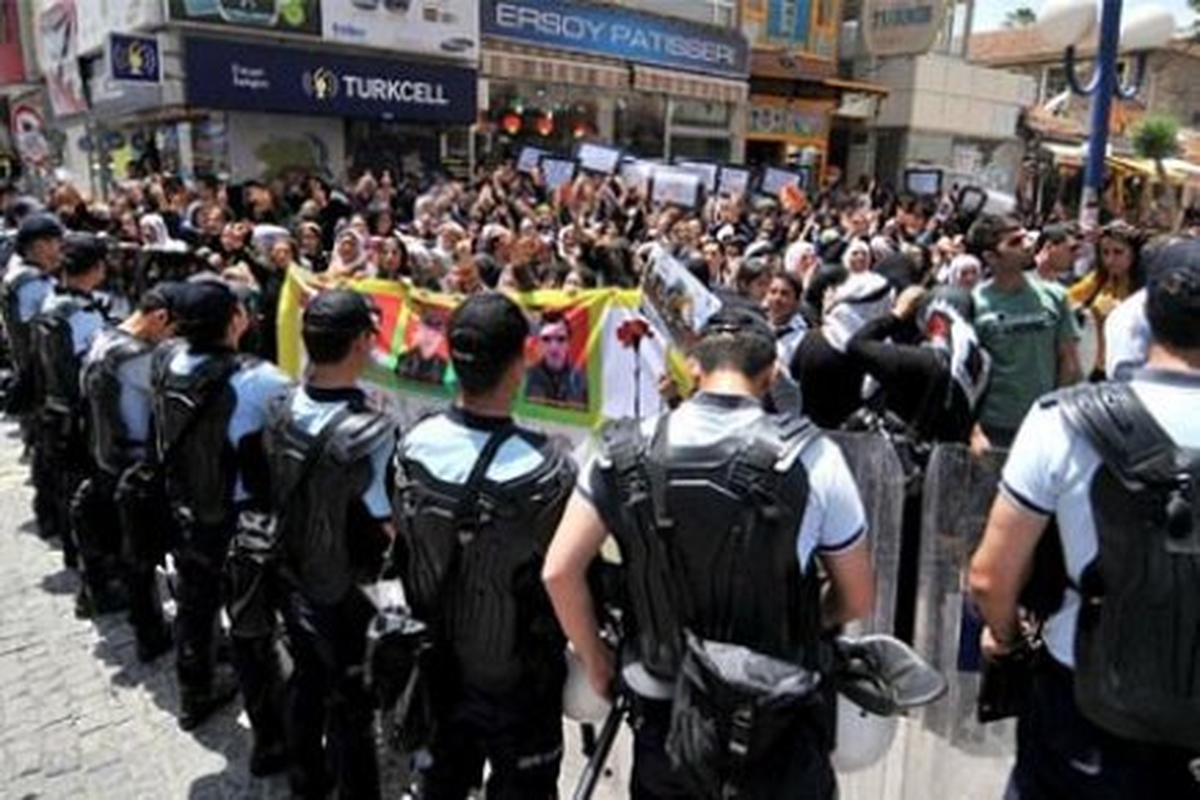 Mersin'de İzinsiz Gösteriye Polis Müdahale Etti