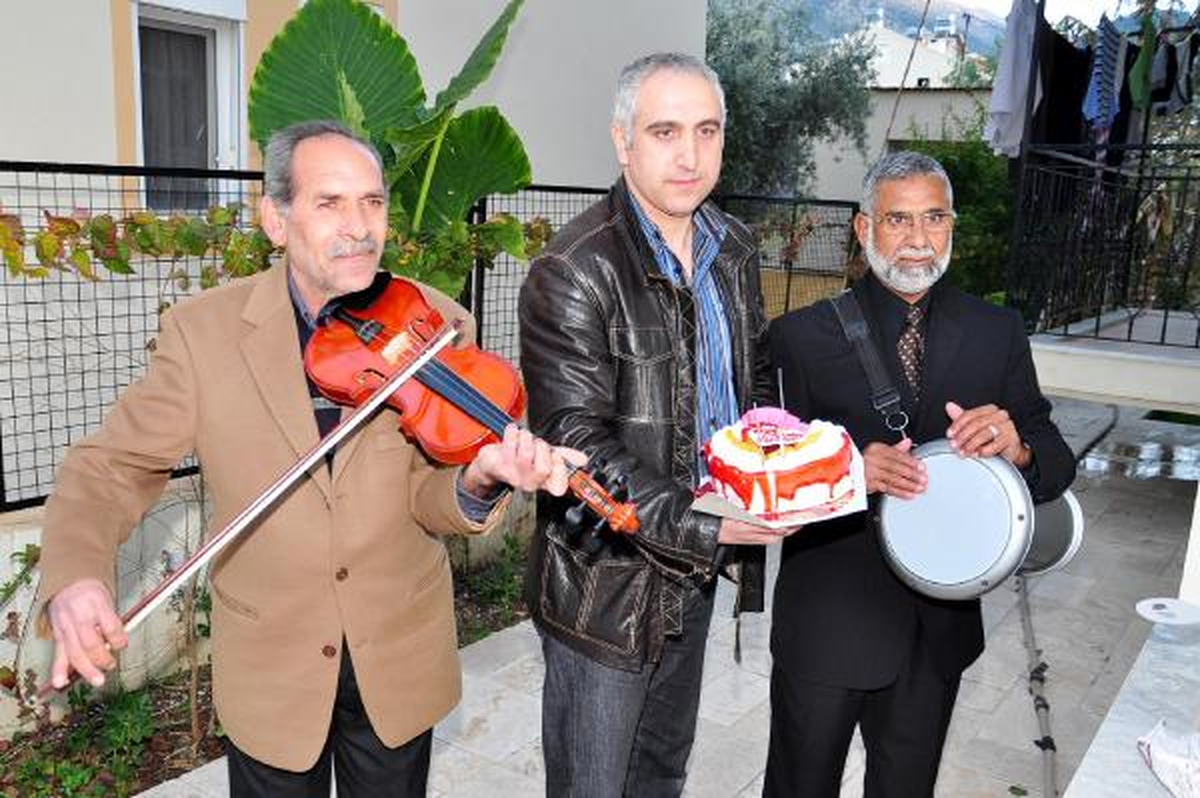 Polisten Eşine Romantik Doğum Günü Sürprizi