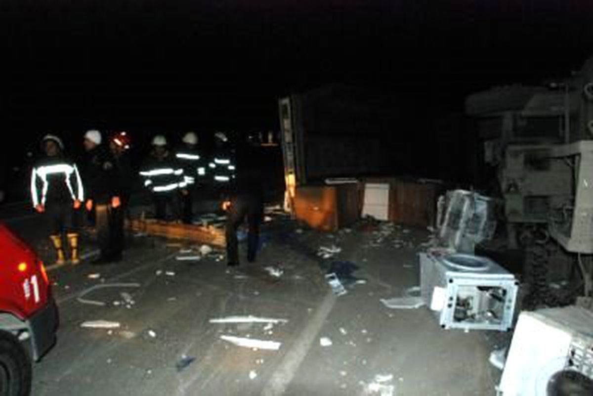 Tır Devrildi, Beyaz Eşyalar Yola Saçıldı