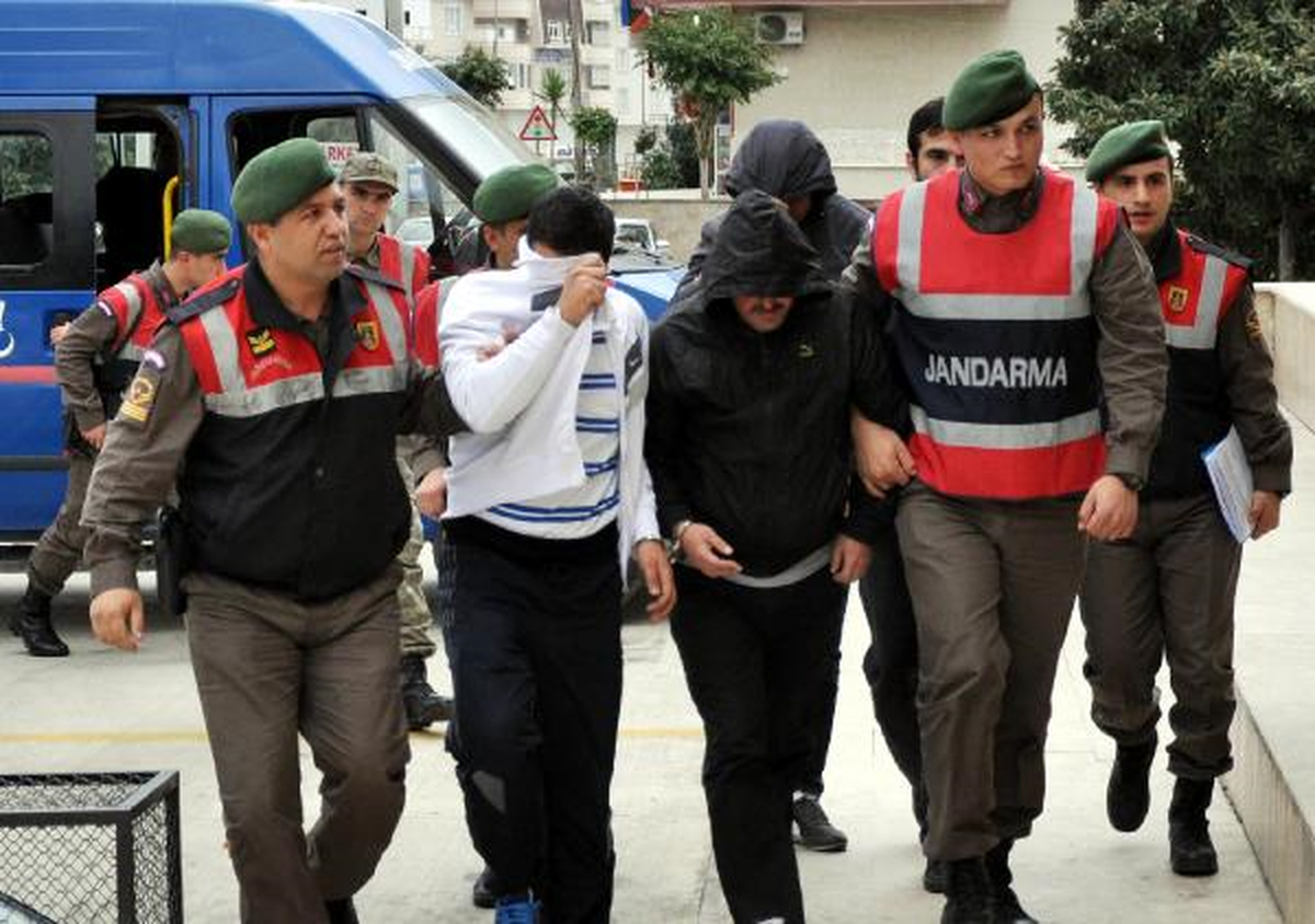 Turistlerin Kredi Kartlarını Çalarak Para Çeken Şebeke Çökertildi