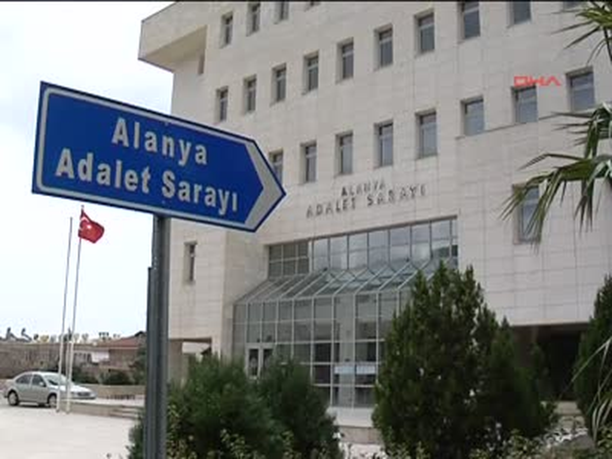 Turistlerin Kredi Kartlarını Çalarak Para Çeken Şebeke Çökertildi