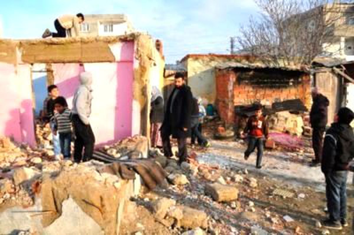 Yıkılan Duvarın Altında Kalan Çocuk Yaralandı