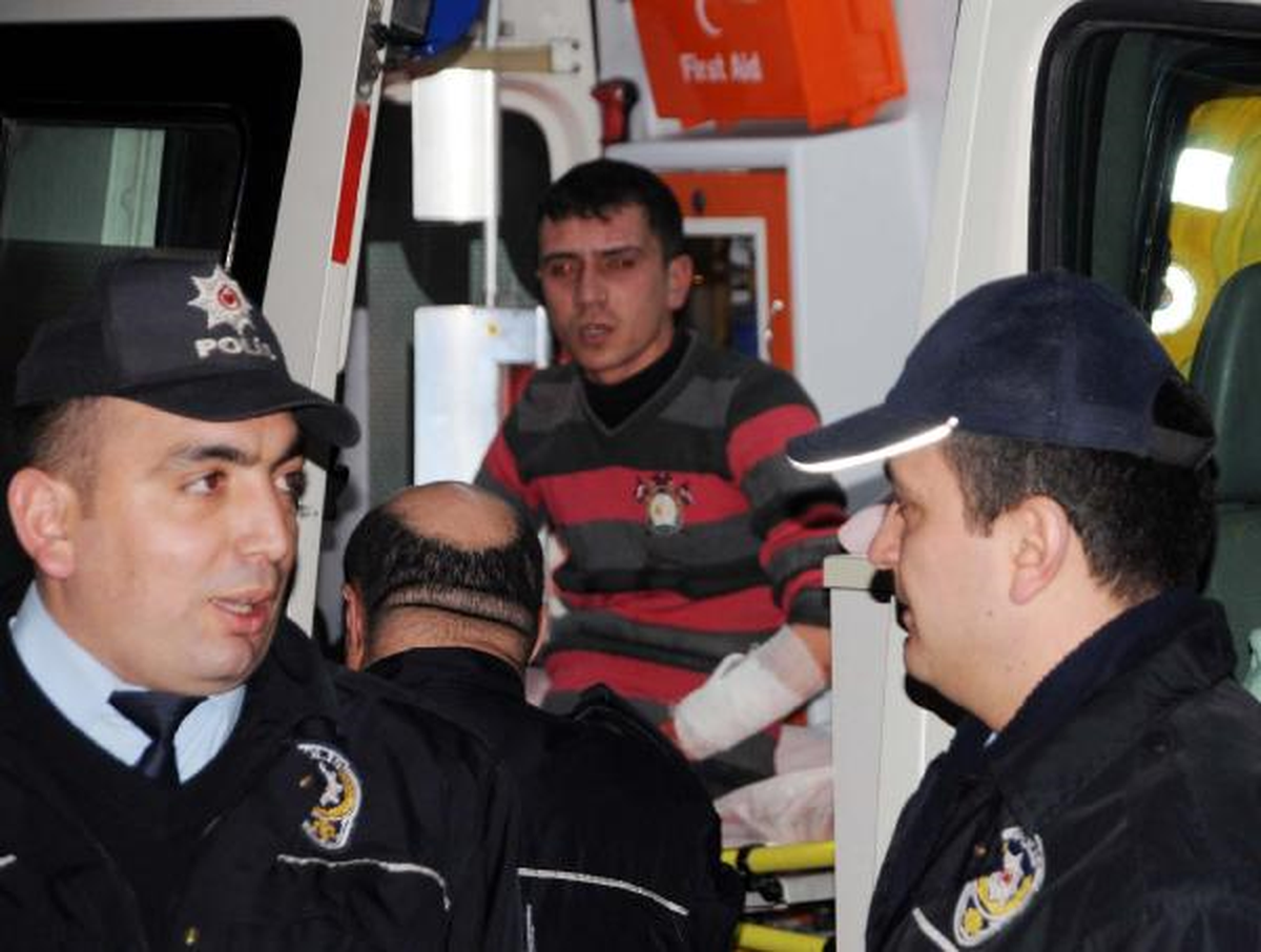 Ağabeyiyle Tartışıp Kendini Jiletledi