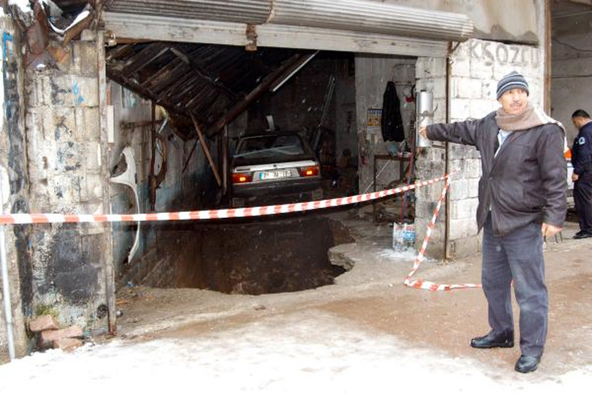 Altı Mağara Olan Oto Tamirhanesi Çöktü