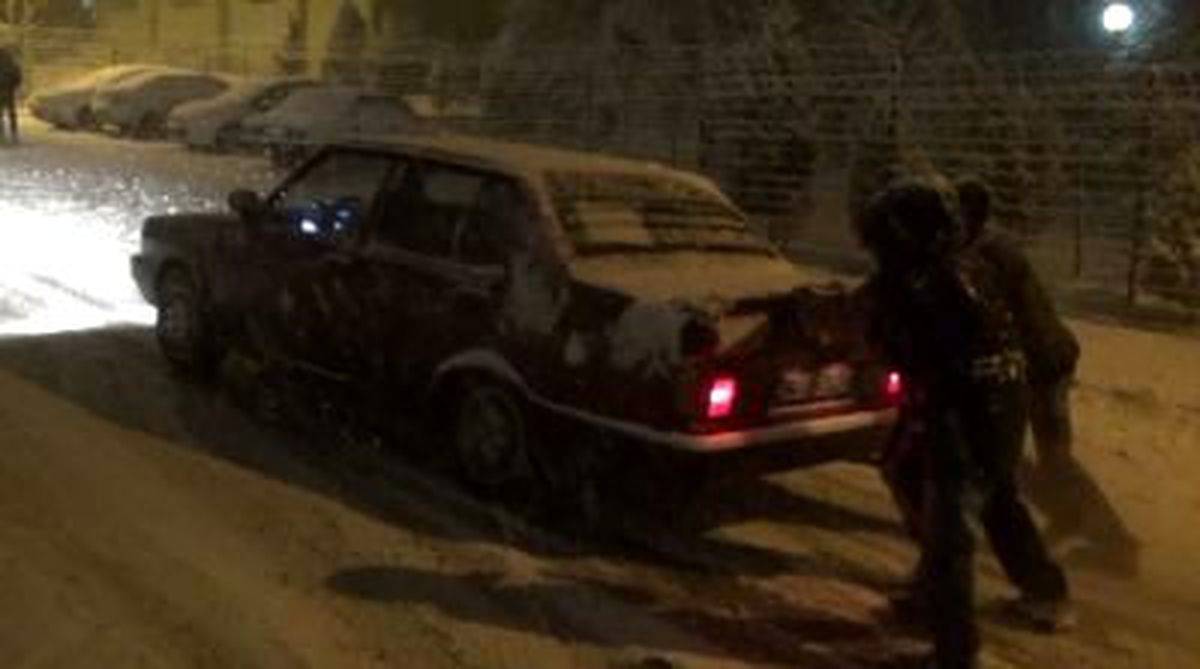 Araçlar Buzlanan Yolda Kaldı