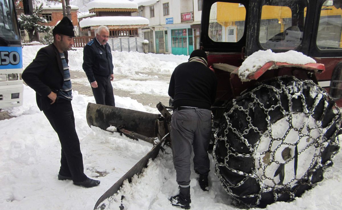 Ata Yolunda Heyelanlar Korkutuyor