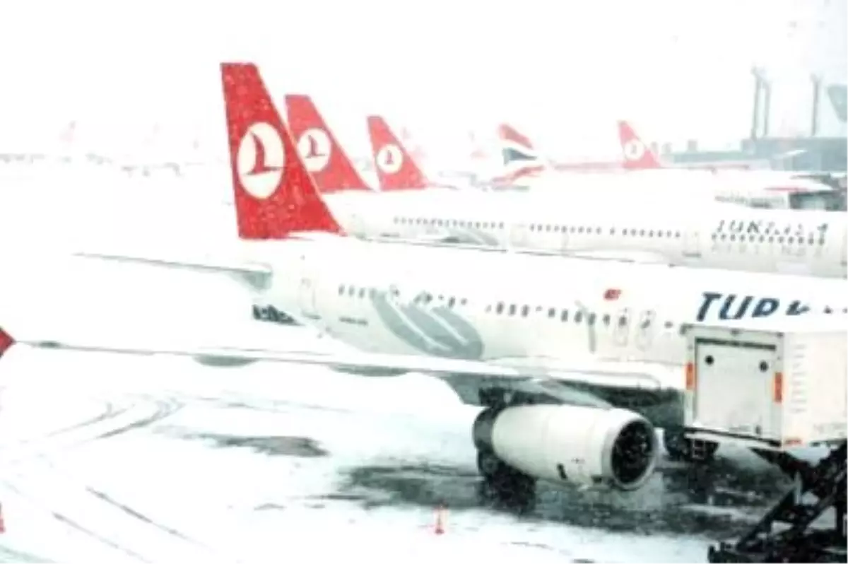 Atatürk Havalimanı\'nda Karla Mücadele