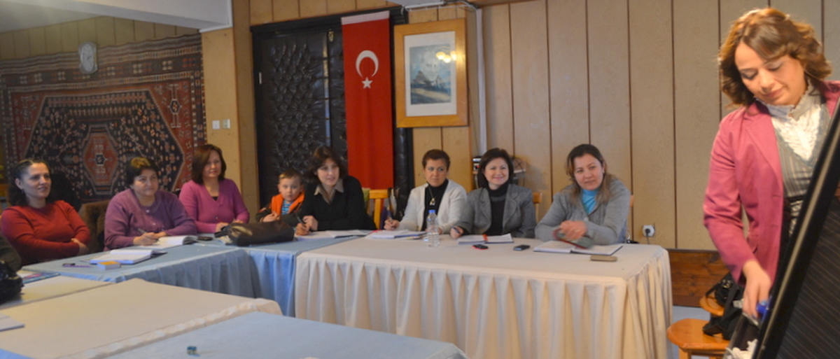 Ayvacık'ta Ev Hanımları İngilizce Öğreniyor
