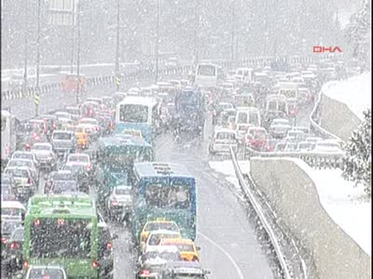 Boğaziçi Köprüsü ve Taksim Meydanı'ndan Kar Manzaraları