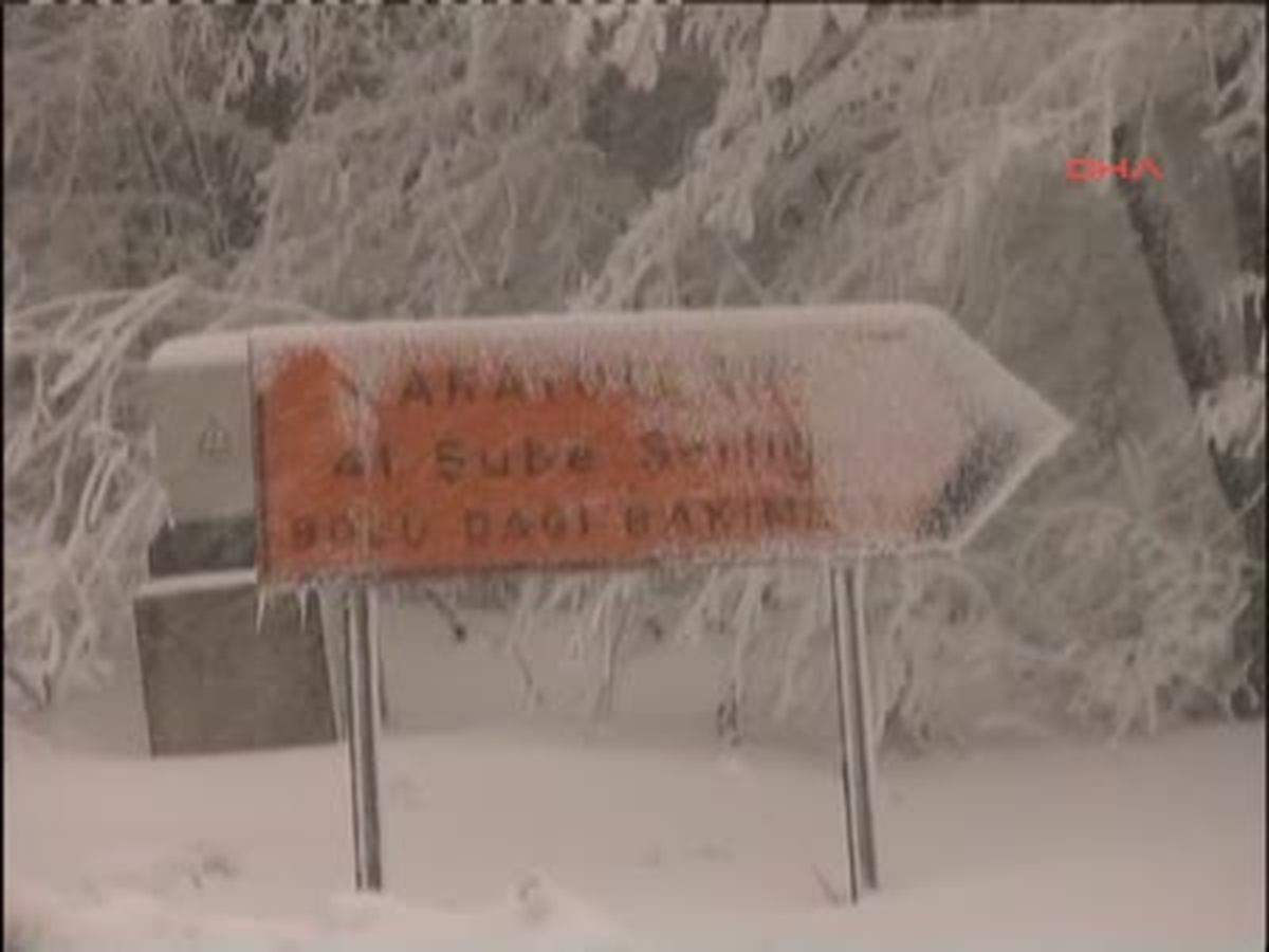 Bolu Dağı\'nda Kar Ulaşımı Yavaşlattı