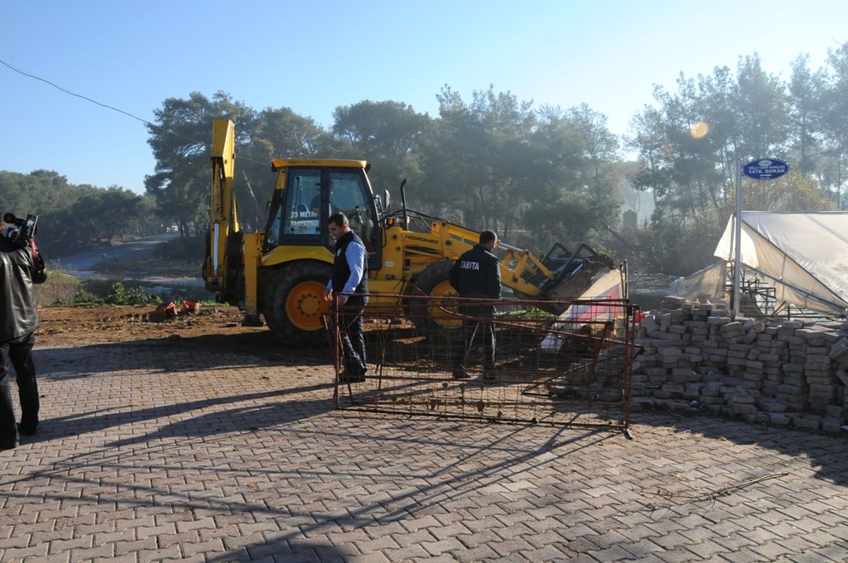 Çakırlar Yolunda Bulunan Ahırlar Yıkıldı