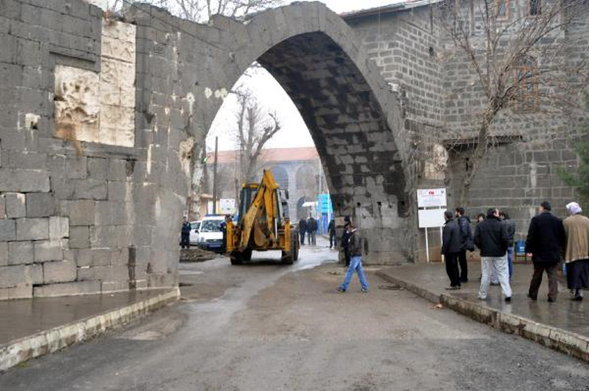 Diyarbakır\'daki Kemik Kazıları İş Makineleriyle Sürdürülecek