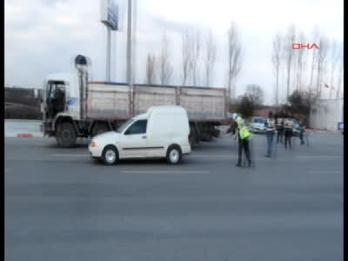 Dur İhtarına Uymayan Araçta Kaçak Sigara Ele Geçti