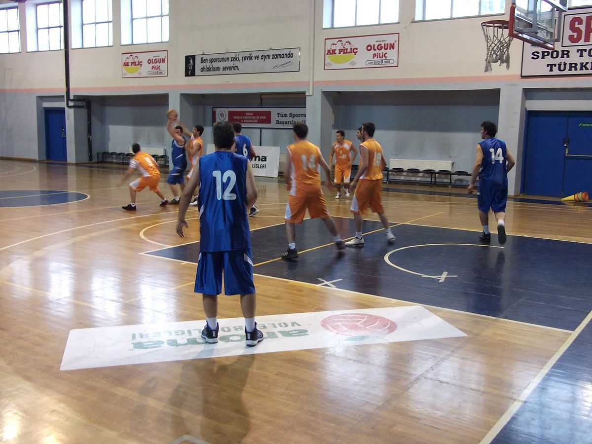 Düzce'de Müesseseler Arası Basketbol Turnuvasında Heyecan Sürüyor