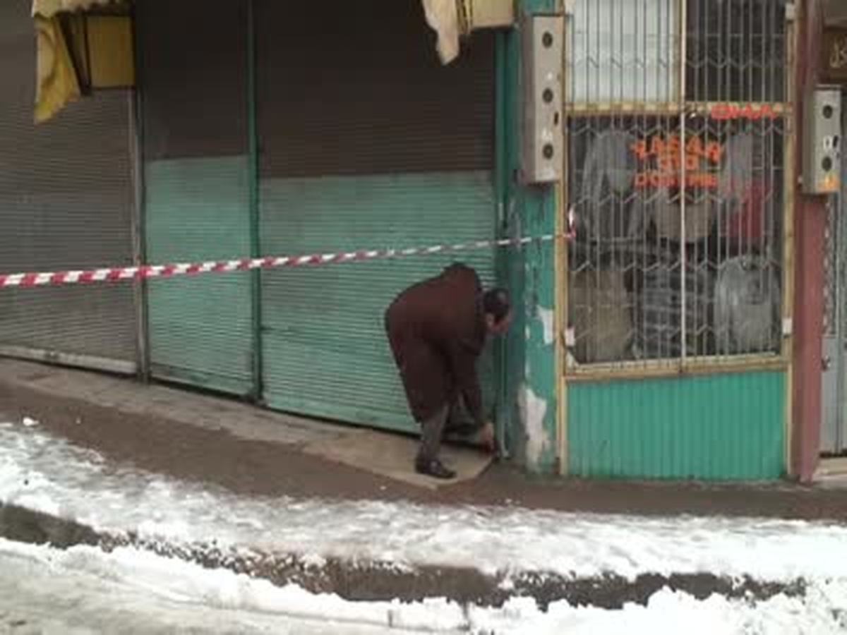 Altında Mağara Bulunan Dükkan Çöktü