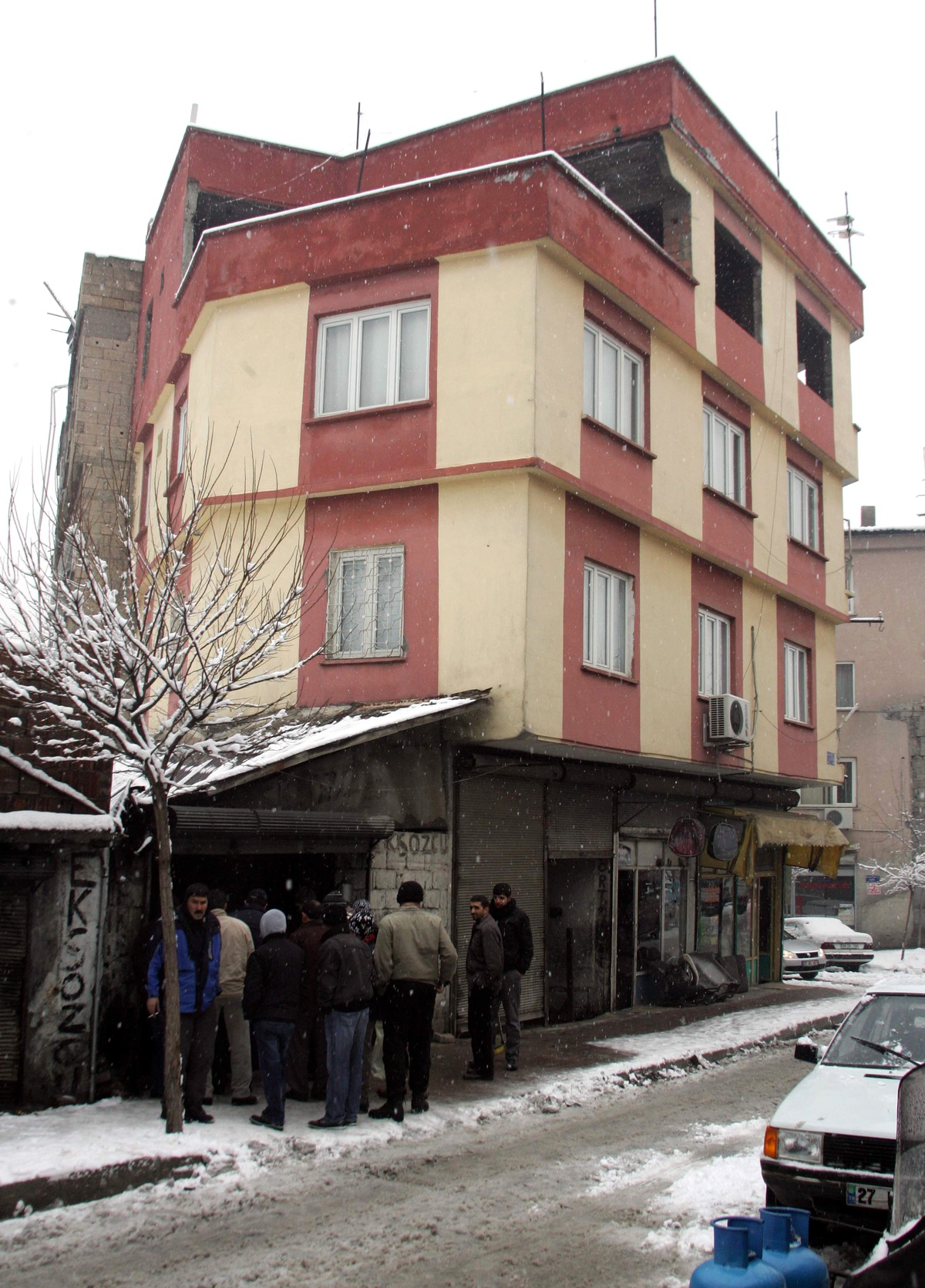 Göçük İşyerini Eşyalarıyla Birlikte Yuttu