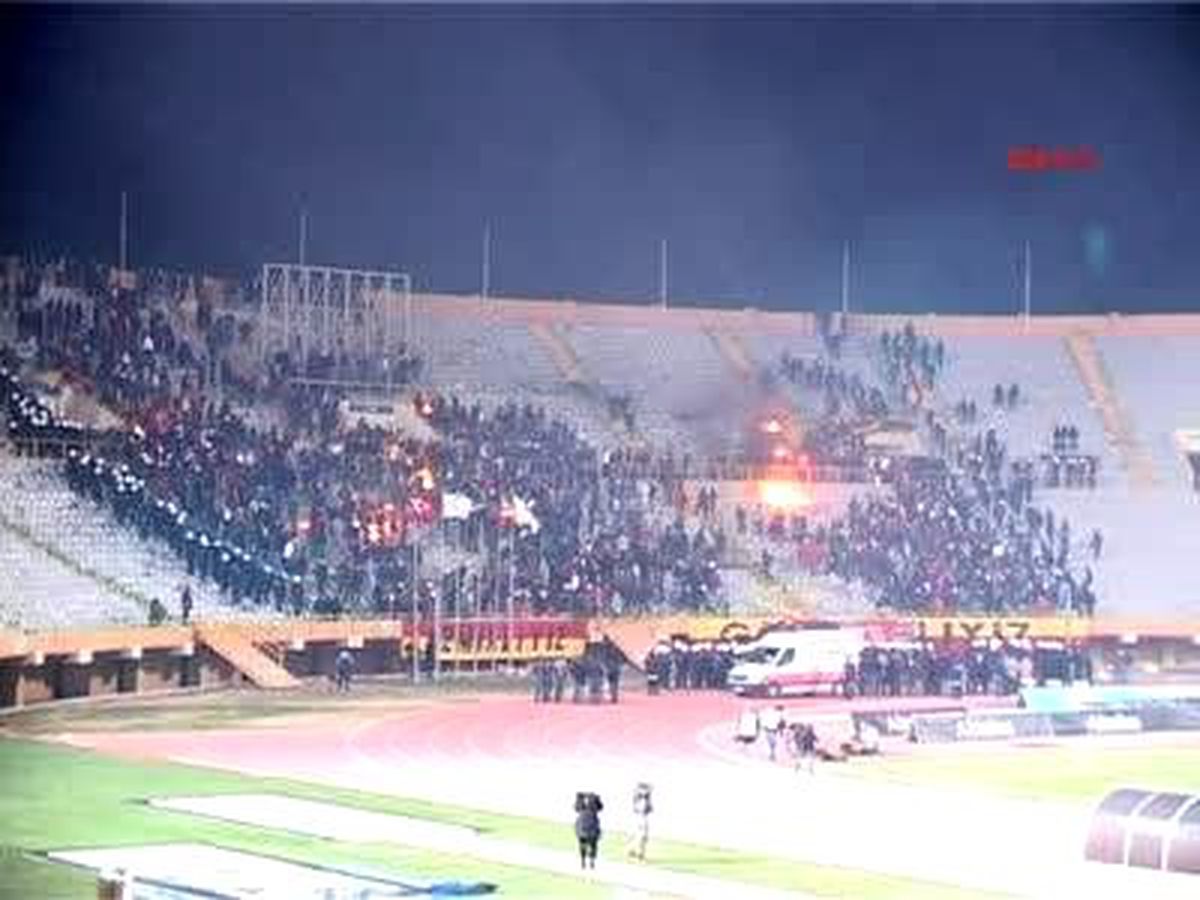 Göztepeliler Tribün Yaktı