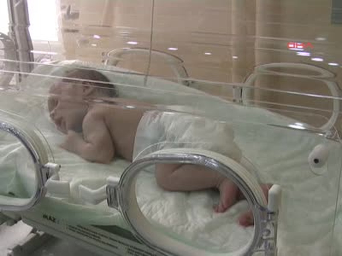 Hastanede Bekleyenlere Bebeğini Bırakan Kadın Ortadan Kayboldu