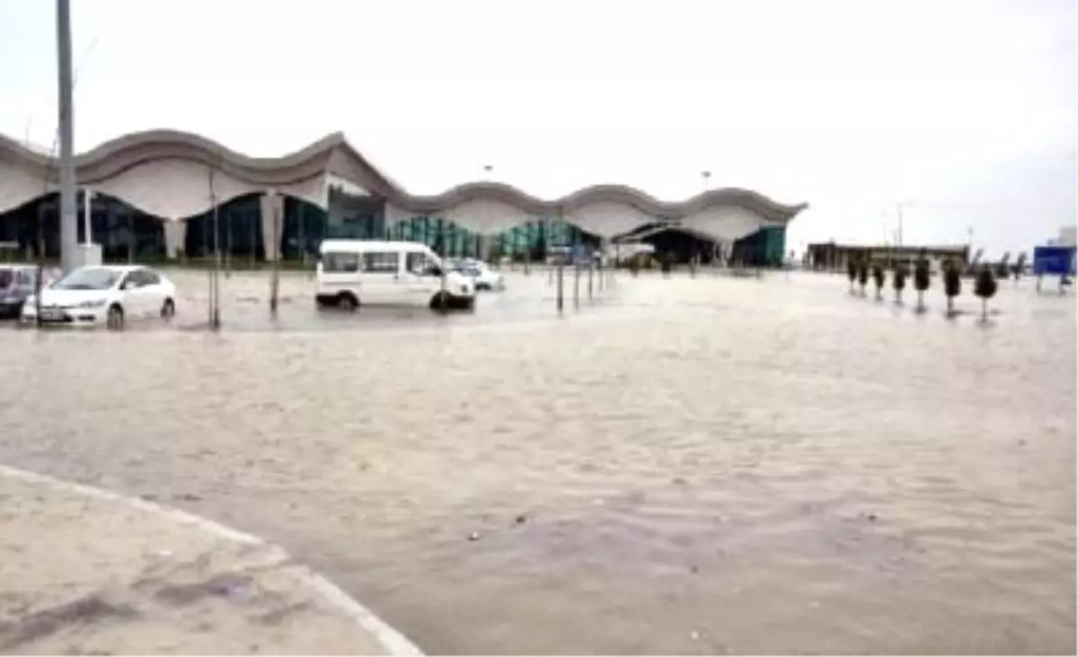 Hatay Havaalanı\'nı Su Bastı, Uçuşlar İki Gün İptal Edildi