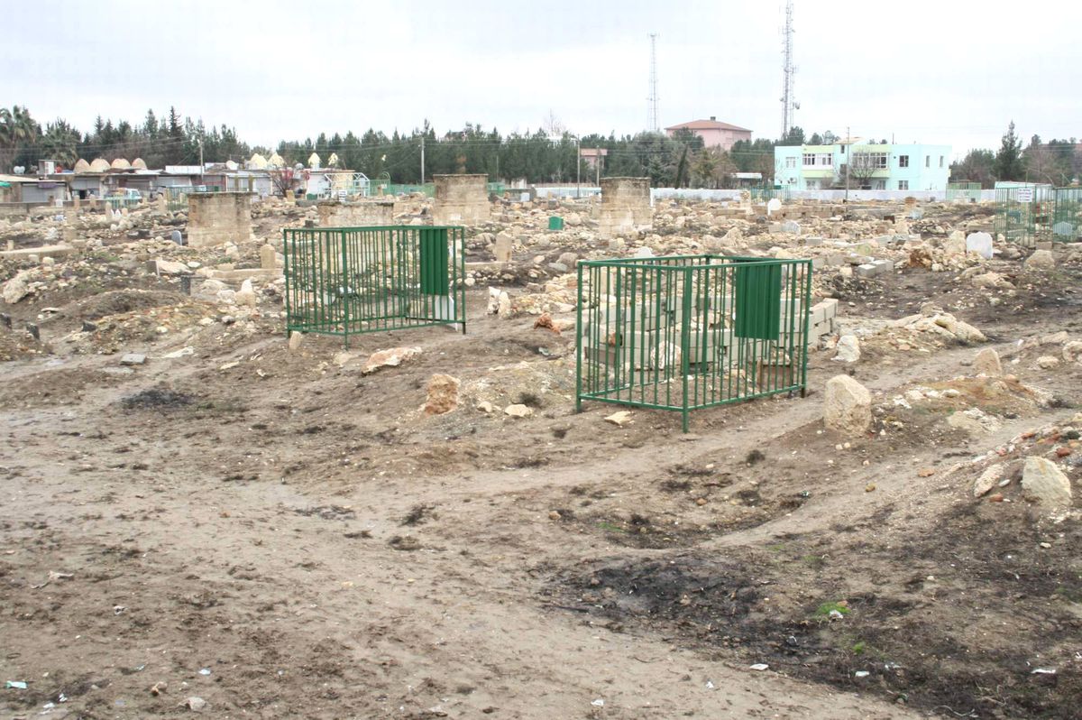 Hayati Harrani Mezarlığı Temizleniyor