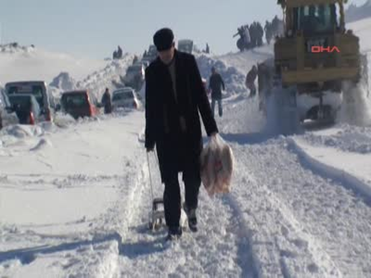 Kar Yolu Kapattı; Sürücüler Mahsur Kaldı