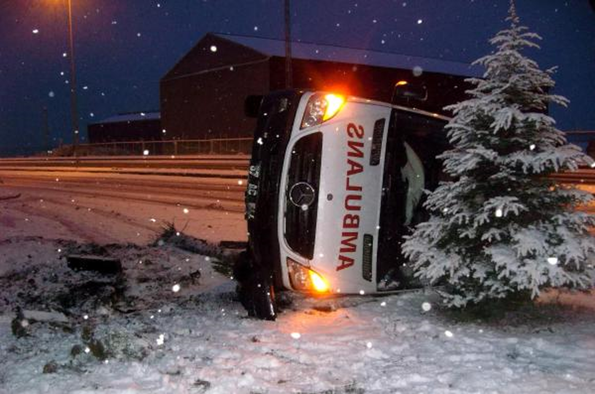 Karda Kayan Ambulans Devrildi: 2 Yaralı
