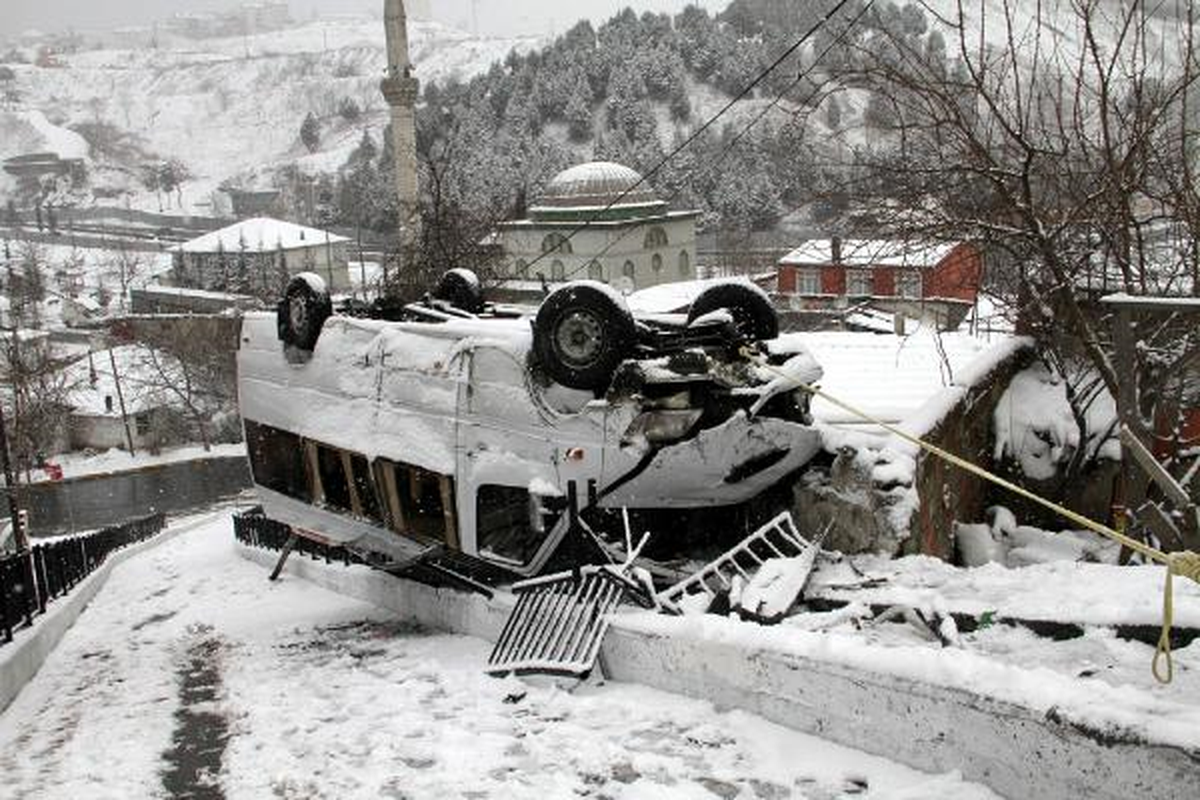 Karlı Yolda Kayan Minibüs, Kömürlüğe Uçtu